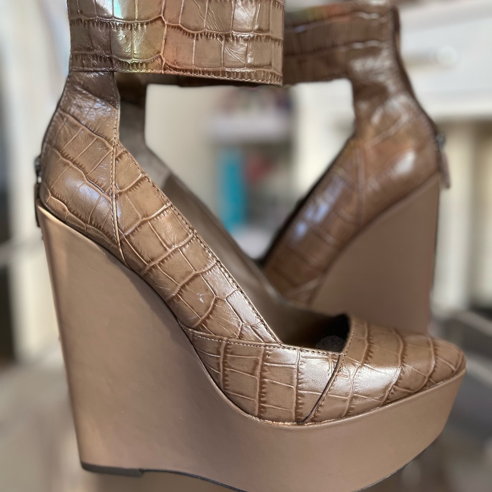 CUTE BCBG Nude Wedges